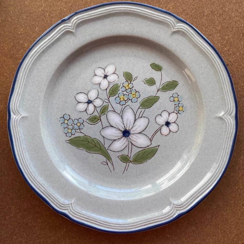 Blue floral   patterned design Round decorative plate